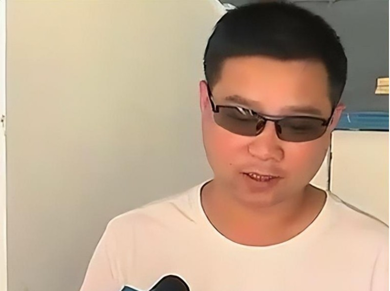 Người đàn ông chi hơn 182 triệu đồng mua bảo hiểm nhân thọ, 10 năm sau đi rút tiền thì được nhân viên thông báo: “Phải đợi đến khi con trai mất, anh mới được nhận đủ tiền”