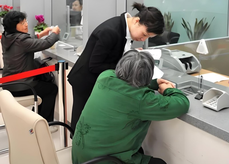 Người phụ nữ gửi tiết kiệm hơn 22 tỷ đồng với lãi suất 10%/năm, con trai đến ngân hàng rút thì được thông báo: “Chưa từng tiếp nhận số tiền này”