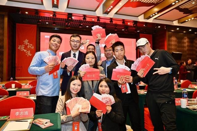 Giúp công ty ký được hợp đồng 36 tỷ đồng nhưng thưởng Tết chỉ bằng một nửa đồng nghiệp: Đầu năm nhận tin nhắn của sếp, tôi ngỡ ngàng