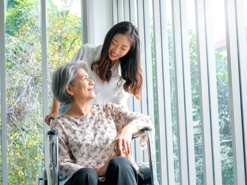 Người phụ nữ nghỉ việc, chăm mẹ bị liệt suốt 12 năm nhưng khi phát hiện di chúc chỉ có tên em trai lại khẳng định: "Tôi không phản đối"