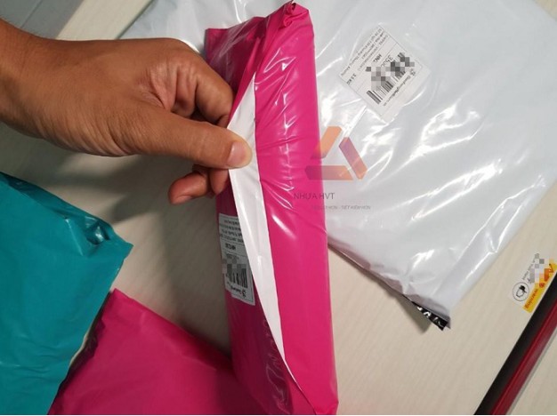 Mua áo khoá trên sàn TMĐT, người phụ nữ nhận hàng "mới cứng” nhưng thứ trong túi áo mới ngỡ ngàng: “Lần đầu gặp chuyện khó tin đến vậy…”