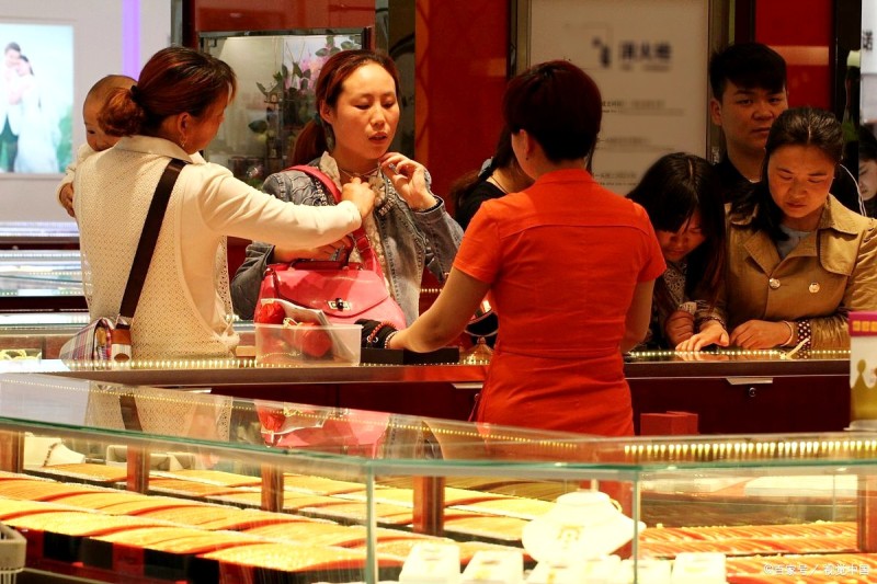 Chi 120 triệu đồng mua 26 chỉ vàng tiết kiệm, 10 năm sau người phụ nữ đến rút thì nhận thông báo: “Không thể lấy lại vì tiệm vàng đã đổi chủ”