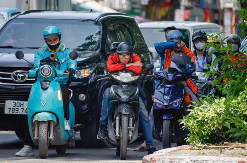 Hà Nội dự kiến hỗ trợ tối đa 5 triệu đồng mỗi người để đổi xe máy điện, miễn phí tiền vé sử dụng phương tiện công cộng