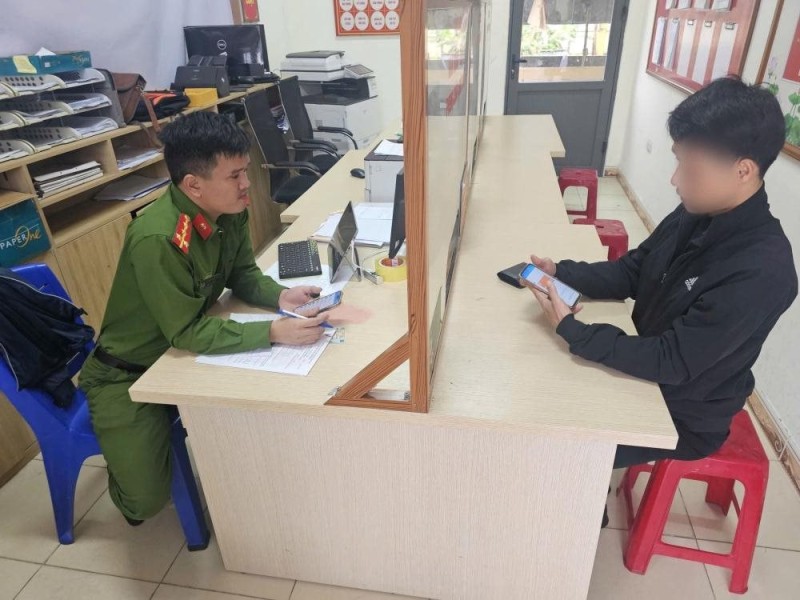 Ra ngân hàng làm thủ tục, người đàn ông Hà Tĩnh phát hiện có tài khoản lạ chuyển khoản cho 150 triệu đồng từ 4 tháng trước: Công an xã vào cuộc xác minh