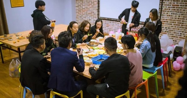 Đi họp lớp gặp lại lớp trưởng từng thích tôi, anh ta bao cả quán, mừng mỗi người 1 triệu, riêng tôi nhận phong bao kỳ lạ