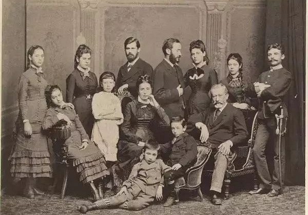 3 thế hệ nuôi dưỡng 16 NHÂN TÀI hàng đầu: Rốt cuộc điều gì giúp gia tộc này liên tục xuất hiện người kiệt xuất? Câu trả lời không ngờ!