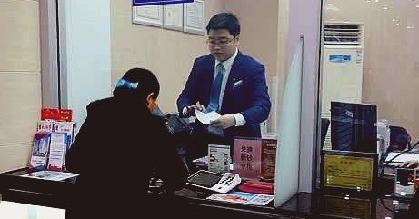 Rút 900 triệu người thân nước ngoài gửi về, nhân viên ngân hàng: Tài khoản 0 đồng, đã rút sạch cách đây 2 ngày