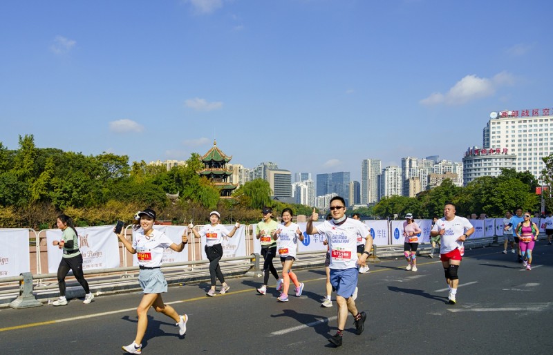 Không tham gia chạy team building 10km, nhân viên mới bị công ty sa thải ngay lập tức, tòa tuyên bố: “Một bên phải bồi thường 78 triệu đồng”