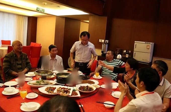 Liên hoan 10 người thì 9 người "biến mất", bỏ lại 1 người duy nhất sững sờ với hóa đơn 5 triệu đồng chưa thanh toán: “Họ bảo ra ngoài hít thở”