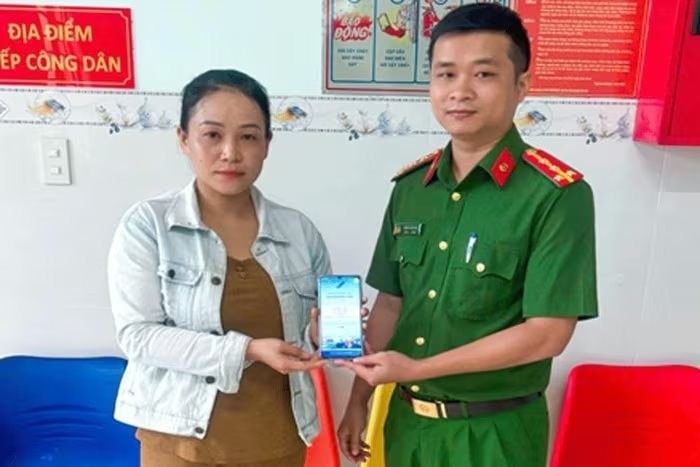 Nhận 542 triệu đồng từ tài khoản Vietcombank của thanh niên SN 2003, người phụ nữ xác nhận giao dịch thành công rồi trình báo công an