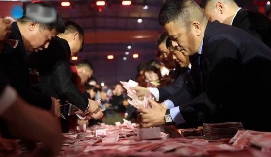 Chủ tịch tập đoàn nghìn tỷ phát 375 tỷ đồng tiền mặt thưởng Tết, đếm bao nhiêu được bấy nhiêu, có năm đãi lẩu 10 ngày liền