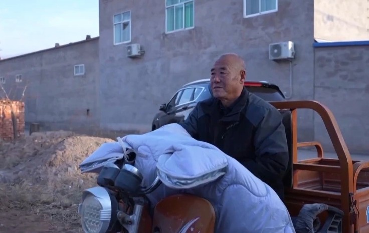 Đúng 11h20p trưa, người đàn ông thực hiện 1 cuộc gọi định mệnh khiến nửa tiếng sau, cả làng vừa khóc vừa cảm ơn rối rít