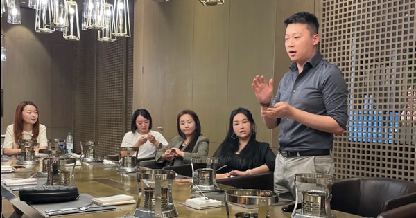 Đề nghị đường đột từ sếp của chồng trong tiệc Tất niên khiến tôi ngoài mặt ái ngại, bên trong mừng như "trúng số"