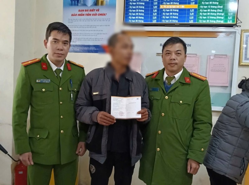 Phát hiện người đàn ông Cao Bằng chuẩn bị chuyển khoản 67 triệu đồng vào 1 tài khoản nhiều nghi vấn: Công an tiếp cận, yêu cầu làm rõ