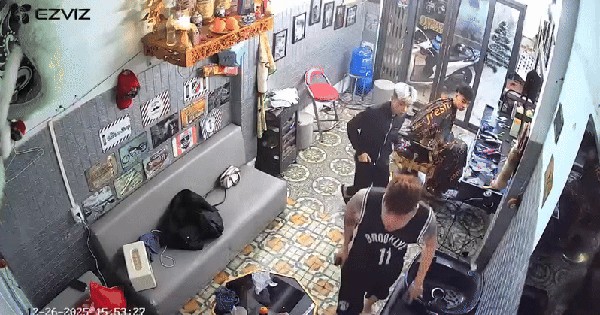 Clip tiệm tóc hú hồn vì nam thanh niên rơi thủng trần nhà xuống đất ở Bắc Ninh: Chuyện không ngờ phía sau