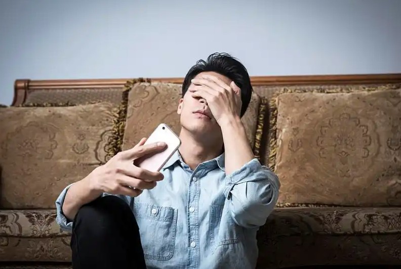 Xin nghỉ ốm vì đau chân, nhân viên bị vẫn sa thải vì đi bộ gần 17.000 bước/ngày, tòa tuyên bố: “Công ty phải bồi thường 440 triệu đồng”