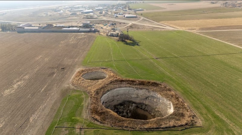 Hàng trăm 'hố tử thần' mọc lên giữa đồng, nông dân hốt hoảng: Giáo sư hé lộ nguyên nhân từ những năm 2000