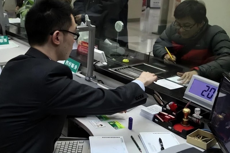 Nhận được 15 tỷ đồng tiền đền bù đất, người đàn ông gửi ngân hàng lấy lãi 500 triệu/năm, đến ngày đáo hạn thì được thông báo: "Sổ tiết kiệm là giả, anh tìm người khác giải quyết đi"