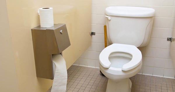 Lý do vì sao có 2 kiểu để giấy khác nhau trong các nhà vệ sinh công cộng: Sâu xa hơn nhiều người nghĩ