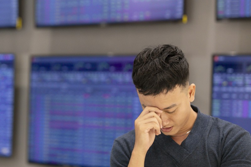 Cổ phiếu lớn bị bán tháo hàng loạt