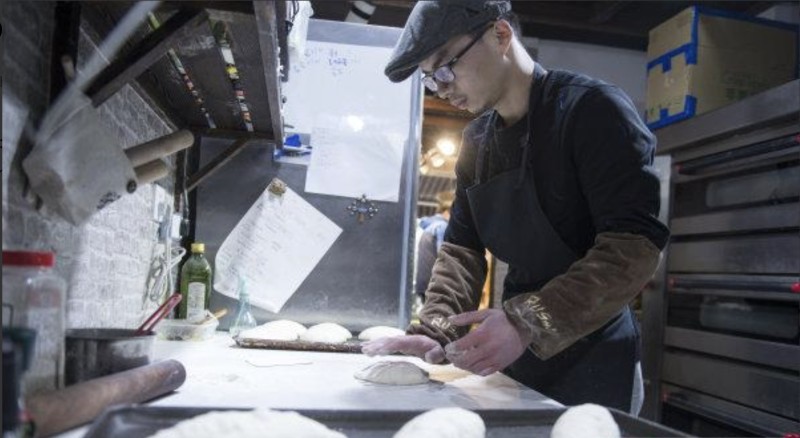 Thạc sĩ Y khoa trường danh tiếng đi bán bánh mì, 3 năm đầu liên tục thua lỗ vẫn khẳng định: “Tôi ghét nhất câu hỏi có hối hận không?”