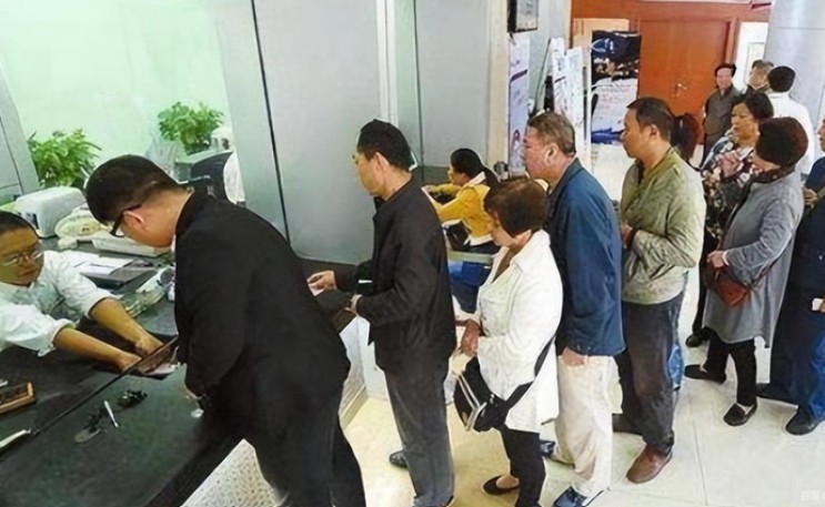 Phát hiện hơn 358 tỷ đồng tiền gửi của 42 khách hàng đồng loạt chảy vào tài khoản ngân hàng của 1 người phụ nữ sinh năm 1962