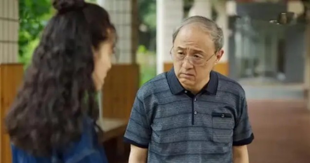 Bố chồng có tiền tỷ vẫn không giúp con trai, con dâu đến hỏi cho ra lẽ: Vừa bước vào nhà đã chết lặng