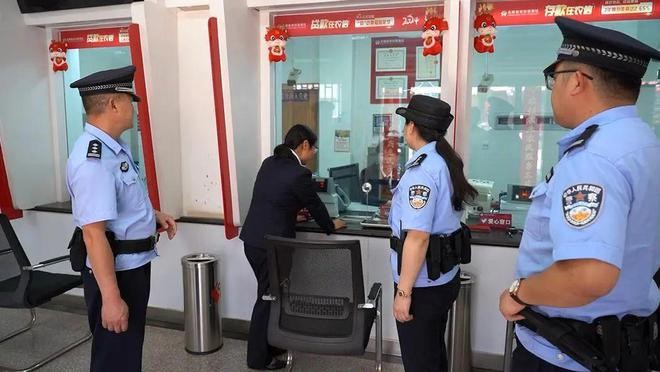 Phát hiện khách đặt 4 lệnh mua vàng với giá hơn 3,6 tỷ đồng, công an lập tức đến ngân hàng xác minh, còn yêu cầu đơn vị chuyển phát đổi địa chỉ giao hàng