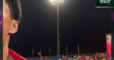 Vừa thương vừa cười khoảnh khắc Lý Đức cõng Hiểu Minh đang chấn thương lao vào sân mừng U23 Việt Nam giành HCĐ châu Á