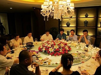 38 tuổi về quê họp lớp, gặp lại lớp trưởng lương 80 triệu/tháng, tôi nhận ra mình kiếm ít tiền nhưng giàu hơn