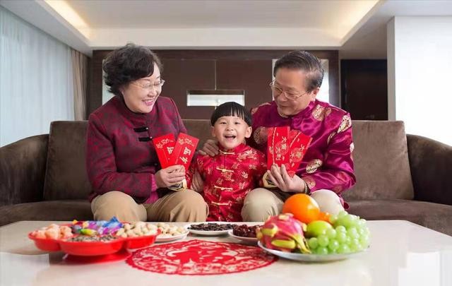 Con trai bị hỏi "Thích ăn Tết ở nhà bà nội hay bà ngoại?": Bà mẹ gợi ý 3 cách trả lời EQ cao, lại được lòng đôi bên