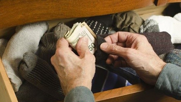 Tết về quê định biếu bố mẹ vợ 57 triệu đồng để mở rộng kinh doanh, bạn làm luật sư nói 1 câu khiến tôi phải thay đổi quyết định