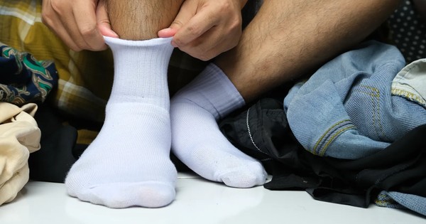 Chỉ đau ngón chân cái, người đàn ông cởi tất ra kiểm tra: Cộng đồng mạng “đứng ngồi không yên” vì một chi tiết bất thường