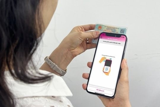 Vừa chuyển khoản thành công 100.200.000 đồng, người phụ nữ SN 1993 báo công an làm rõ giao dịch với 2 tài khoản ngân hàng cùng mang tên V.T.B