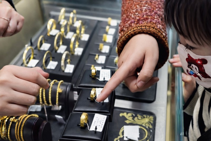 Bé gái 11 tuổi trộm vàng của nhà đi bán được 60 triệu, gia đình yêu cầu hoàn trả thì cửa hàng cho biết: "Đã nấu chảy một phần"