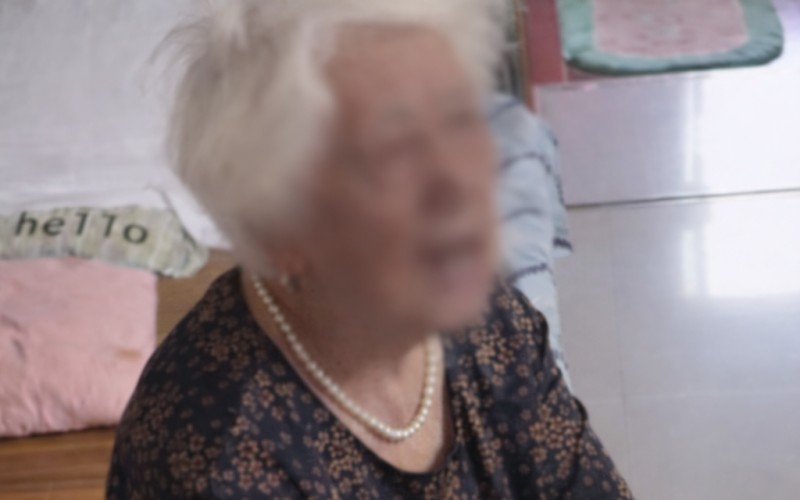 Bà nội nuôi cháu suốt 10 năm, ngày cháu đỗ ĐH còn mừng 300 triệu nhưng một câu nói của cháu lại khiến bà "muối mặt"