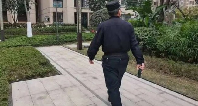 Phát hiện bảo vệ 30 tuổi lương thấp nhưng chi hơn 57 triệu đồng/tháng thuê tài xế riêng, cảnh sát vào cuộc điều tra ra sự thật bất ngờ