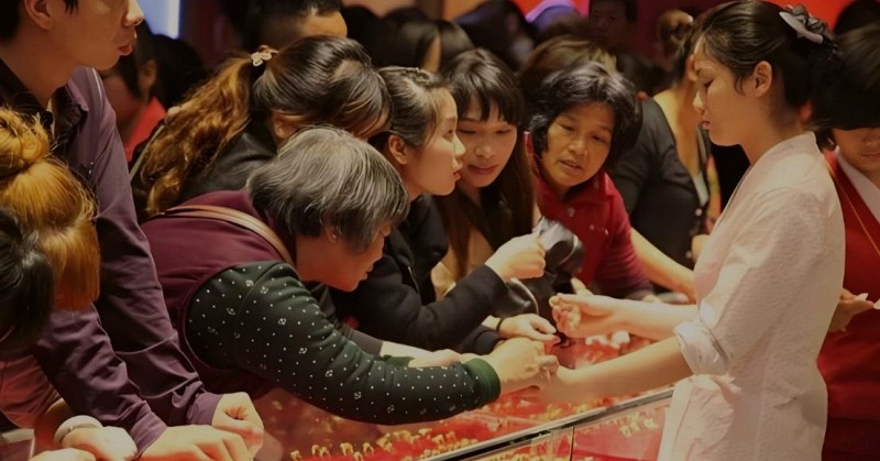 Người phụ nữ dốc hết 8kg vàng ra bán thu về 34 tỷ đồng, tiệm vàng mất hơn 1h kiểm tra, tiết lộ: “Lãi đậm nhưng mất ăn mất ngủ”