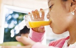 Oresol đóng chai đủ màu sắc cho trẻ uống thay nước: Chuyên gia nói thói quen tưởng tốt nhưng tiềm ẩn rủi ro