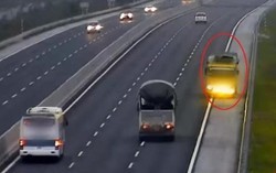 Kiểm tra bất ngờ chiếc ô tô trên cao tốc, phát hiện gần 250 triệu đồng vương vãi khắp nơi, cảnh sát truy vết đầu mối quan trọng