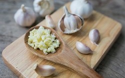 Kiên trì ăn tỏi mỗi ngày để “ngừa ung thư”, người phụ nữ 62 tuổi nhận kết quả khám sức khỏe khó ngờ sau 6 tháng