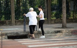 Người phụ nữ 66 tuổi đột ngột qua đời vì xuất huyết não sau khi đi bộ, bác sĩ tiếc nuối: “Sao không nhận ra 4 điều này sớm hơn?”