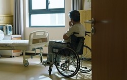 Người đàn ông vừa xuất viện đã đưa sổ tiết kiệm 2 tỷ cho con rể, lúc con trai xin mua xe lại nói: “Bố không có tiền”