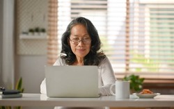 Bước sang tuổi trung niên, dù dư dả đến đâu cũng đừng chi tiền cho 3 việc này: Không biết sớm dễ hối hận