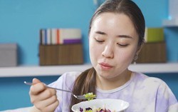 "Ăn ít như mèo", người phụ nữ 55 tuổi vẫn thừa 35% mỡ: Chuyển sang ăn "hai thứ này" đã loại bỏ bụng dưới và giảm mỡ nhanh chóng