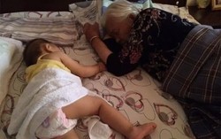 Trẻ "ngủ với mẹ" và trẻ "ngủ với bà" khác nhau thế nào? Ảnh hưởng nặng nề hơn chúng ta vẫn nghĩ