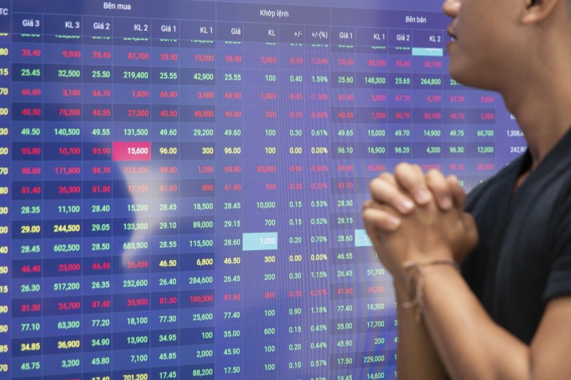 Cổ phiếu bất động sản 'dậy sóng', VN-Index vượt 1.800 điểm