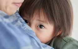 Khảo sát phát hiện: Một hành động ở nhà của rất nhiều cha mẹ đang vô tình khiến con cái ngày càng tự ti, nhạy cảm!