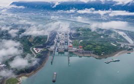 Xe tải, cần cẩu Trung Quốc đồng loạt nổ máy, hàng trăm người vỗ tay reo hò: Siêu ‘cao tốc’ dưới nước lớn nhất thế giới bắt đầu hình thành, thực hiện nhiệm vụ quan trọng