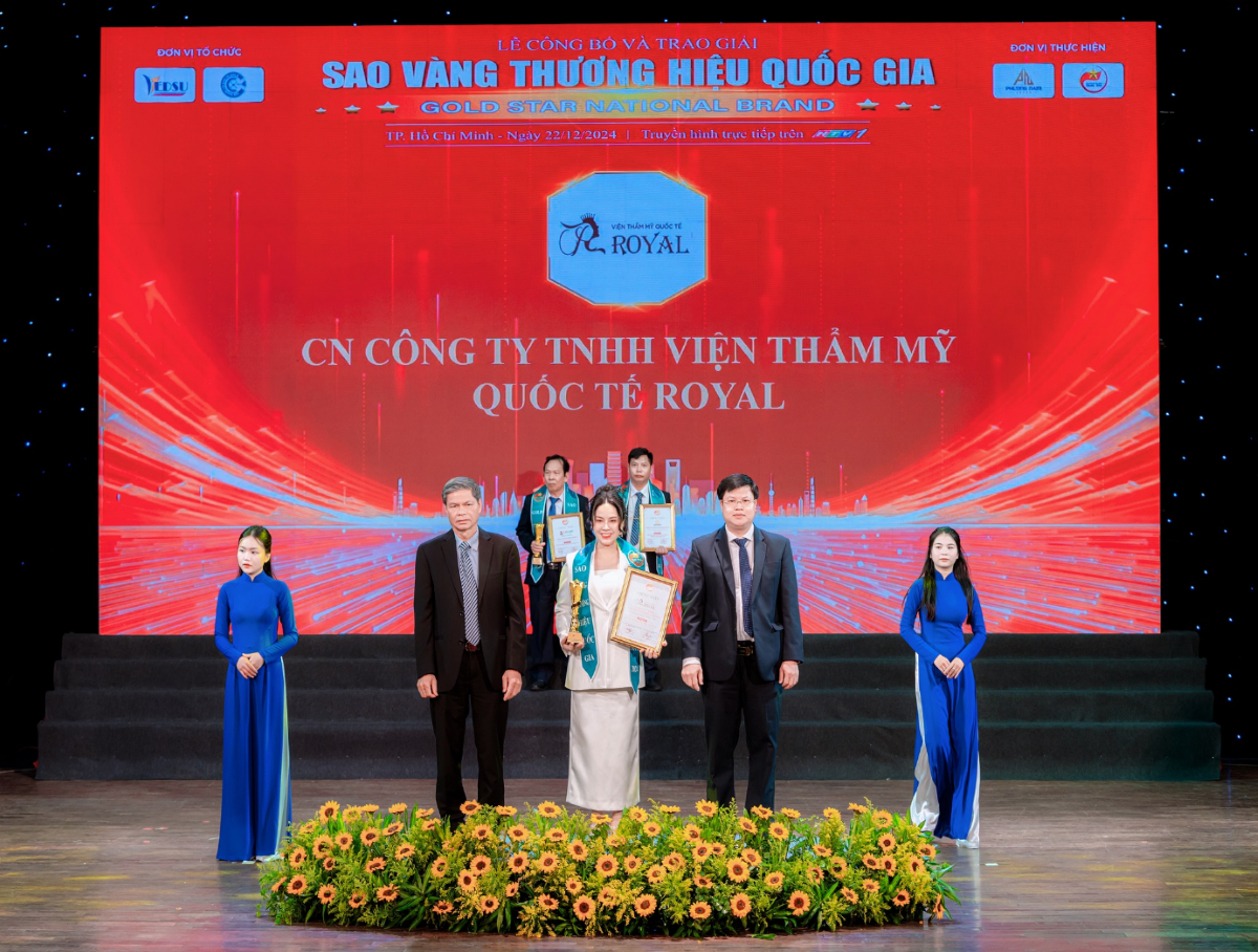 Dấu ấn cuối năm 2024: Royal Clinic khẳng định vị thế với giải thưởng Sao Vàng Thương Hiệu Quốc Gia